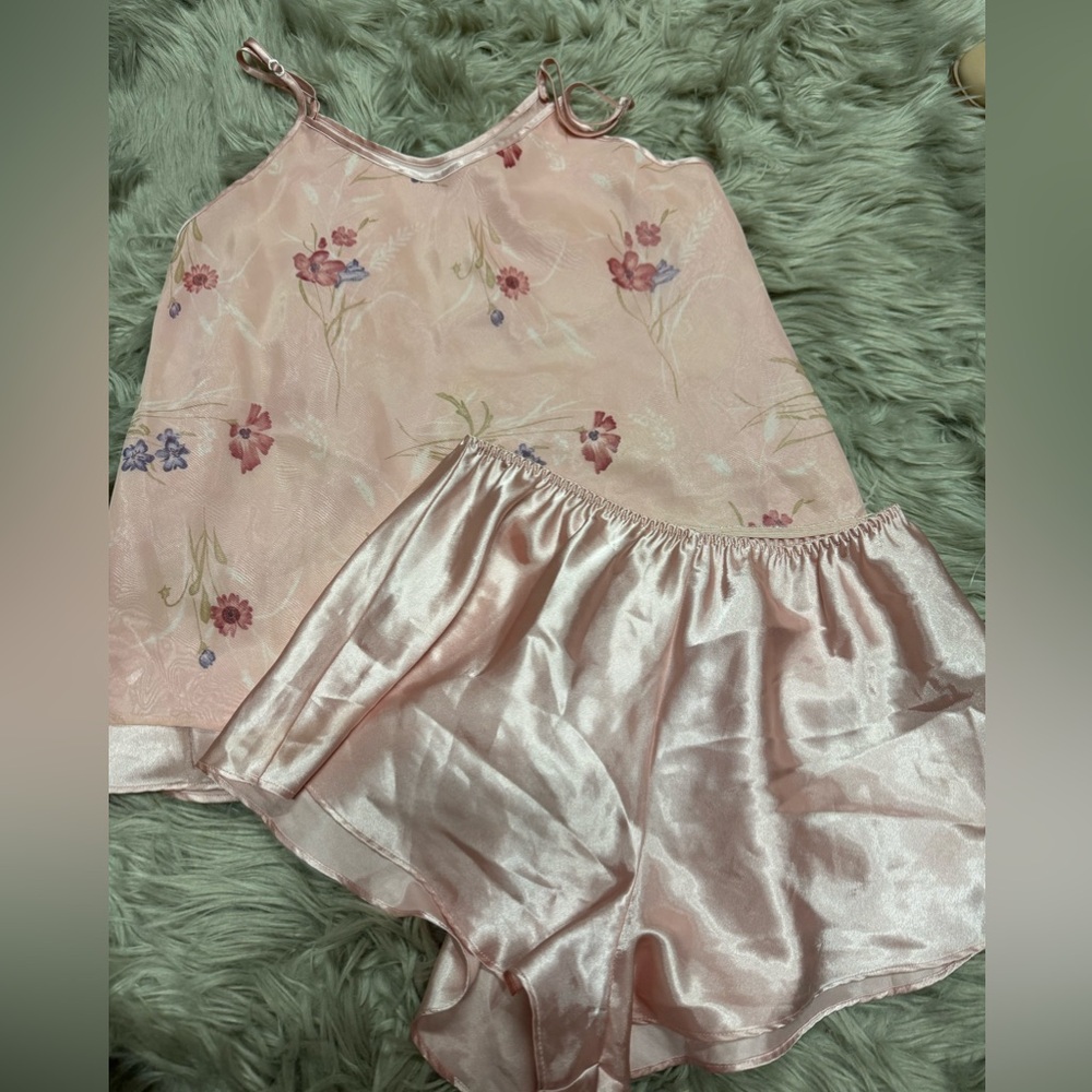 Valerie Stevens small lingerie satin floral short set pajamas